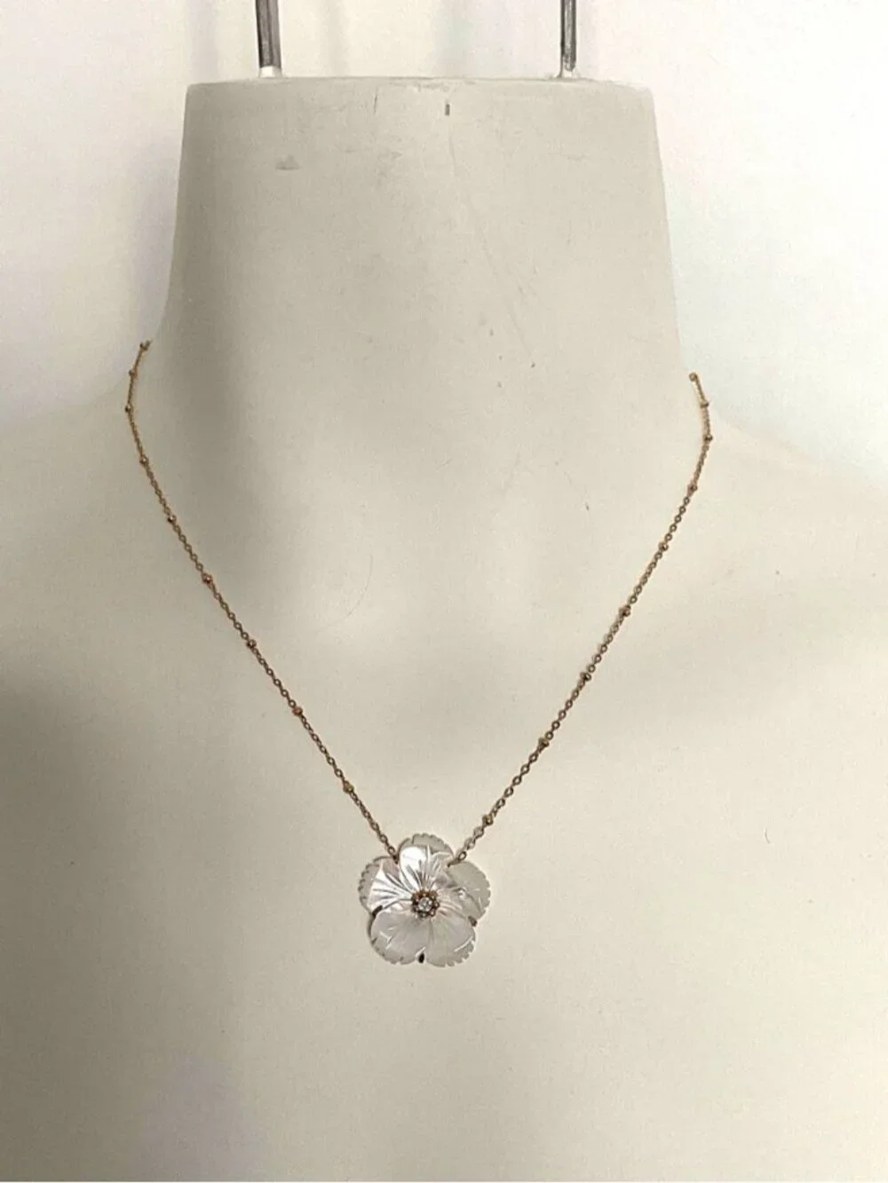 18K Gold PVD Mother of Pearl Flower Pendant Necklace Hyperallergenic NEW